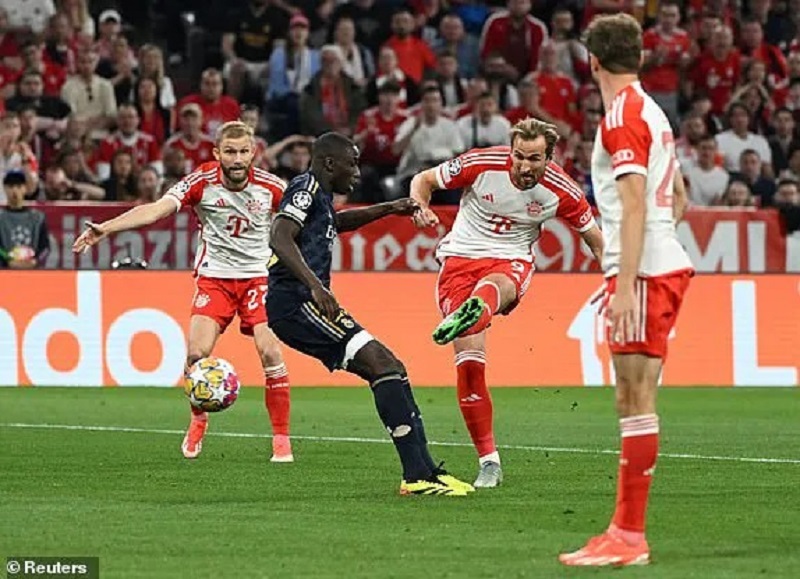 hoa-real-thomas-muller-vui-mung-khon